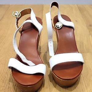 Platformal white sandals